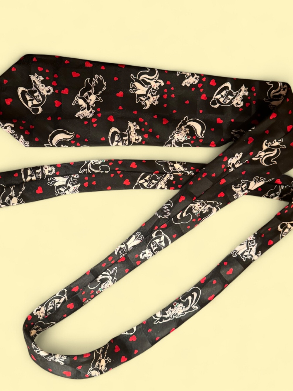 Vintage 1990s Looney Tunes Mania Black Tie with White Cartoon Skunk & Red Hearts